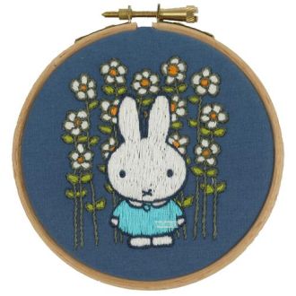 Nijntje in een bloemenveld 10cm borduurpakket van PAKO 076.196002
