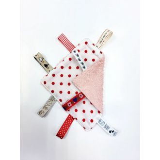 Baby labeldoekje rode stippen M - roze badstof van N'STUDIO