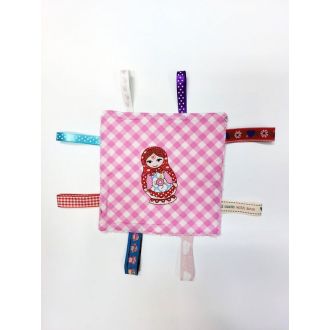 Baby labeldoekje Matroesjka roze ruiten - roze badstof van N'STUDIO