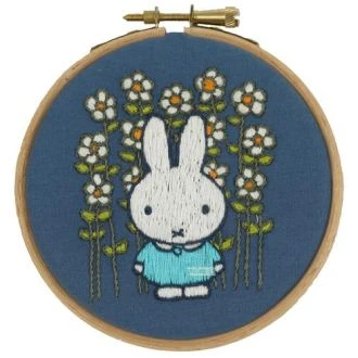 Nijntje in een bloemenveld 10cm borduurpakket van PAKO 076.196002