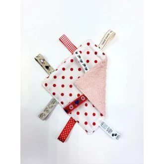 Baby labeldoekje rode stippen M - roze badstof van N'STUDIO