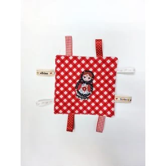 Baby labeldoekje Matroesjka rood met stippen - roze badstof van N'STUDIO