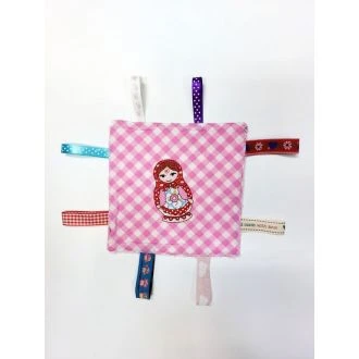 Baby labeldoekje Matroesjka roze ruiten - roze badstof van N'STUDIO