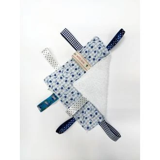 Baby labeldoekje blauwe bloemetjes - witte badstof van N'STUDIO