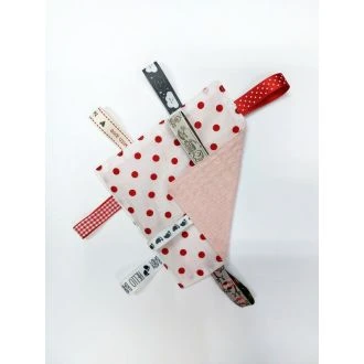 Baby labeldoekje rode stippen M - roze wafelstof van N'STUDIO