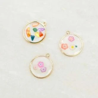 Hanger met mix kleuren chips 22x20mm DB M2154