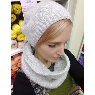 Grijze muts met bloem