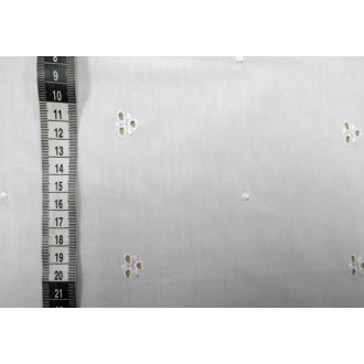 Witte stof met opengewerkte bloemen en stippen 100% katoen 140cm breed