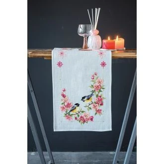 Meesjes in bloesems tafelloper borduurpakket VERVACO PN-0158431