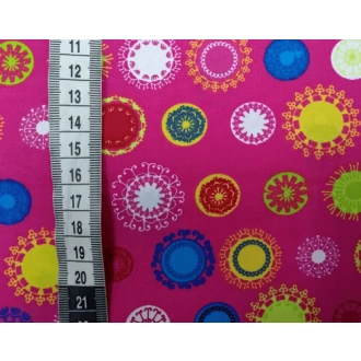 Roze stof met gekleurde stippen 100% katoen 150cm breed