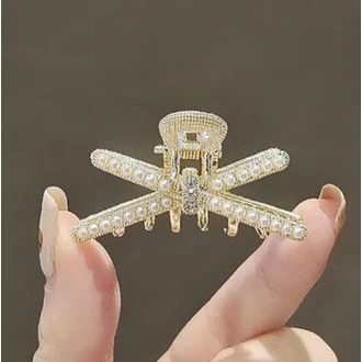 Strik met kleine parels haarklem