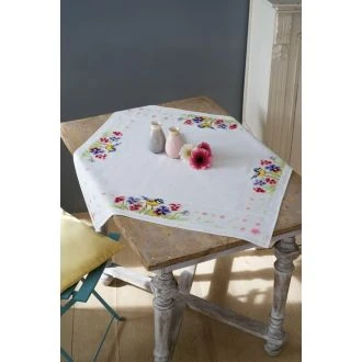 Borduurpakket tafelkleed aida Meesje tussen viooltjes van VERVACO PN-0164232