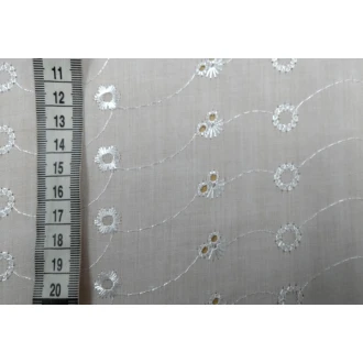 Witte stof met opengewerkte bloemenlijnen 100% katoen 140cm breed