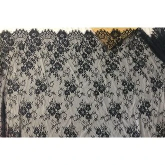 Zwarte kanten stof met schelpenranden 3meter 150cm breed